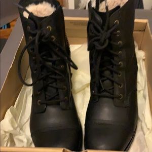 UGG W Kilmer Boots - worn once, size US 9